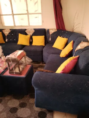 كنبايات مستعمل للبيع اربع قطع4 مع طاولات خشب