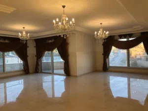 شقه  فاخره طابق ثاني  في دير غبار قرب دوار جونيه مساحتها 361متر للبيع