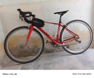 السلام عليكم  بايسكل ماركة giant  giant defy  2013 صنع تايوان  الفئة رود سباق