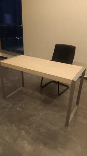 2 مكتب مع 3كرسي بحاله ممتازه