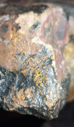 multicolored jasper..حجر خام متعدد الألوان