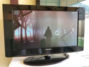 للبيع شاشتين تلفاز نظيفة جدا ماركة اصليه معاها ريموت أصلي وقاعده على الحائط وستاند للطاوله