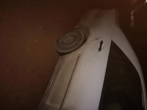 قطع غيار وهيكل بقرة اللون ابيض للبيع الهيكل بالقطعة ومحرك وكمبيوتر وقطع هيكل ابواب وزجاج أمامي وخلفي