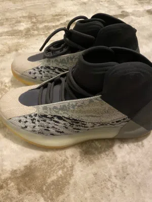 جوتي adidas Yeezy يديد غير مستعمل حجم 10  اصلي uk