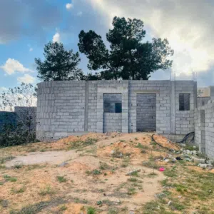 ارض سكنية 300 م يوجد بها استراحة بدون سقف