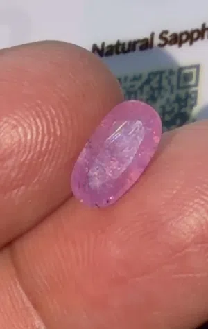 زفير وردي طبيعي مميز مع شهادة فحصPink Sapphire