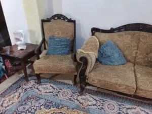 طقم كنب  نضيف مفصل تفصيل8مقاعد خشب زان مع طاولات عمان ابو علندا