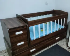 للبيع أستعمال نظيف سرير وكمودينه بيبي