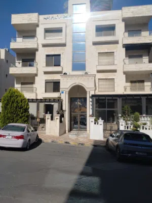 شقة مفروشة رائعة في منطقة ام السماق 2 غرف نوم بحالة ممتازة