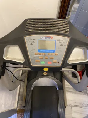 سير رياضي فيه كسره بسيطه جيهة الكڤر عاليسار ولاكن يخدم واموره تمام