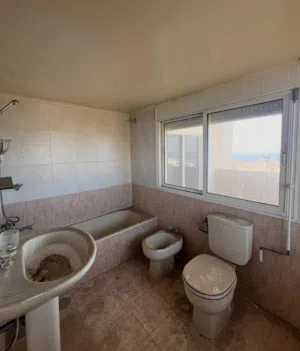 طقمين 2 حمامات حالة جيدة جدا للبيع، كانو راكبين بشقة ولا مرة إنسكنت. مفكوكين