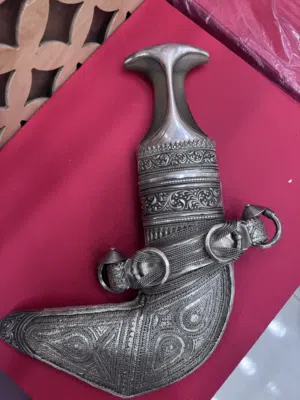 خنجر عماني بلفضه العمانيه عيار 925بقرن الزراف الافريقي