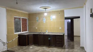 شقة سكنية مؤلفة من 3غرف وصالون مع مطبخ وباكون  إطلاله جميله  جنوبي غربي شمالي