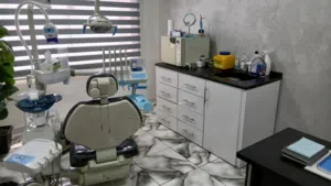 عيادة اسنان للبيع بكامل معداتها بداعي السفر .