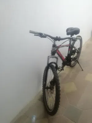 سيكل ماركه OFTER بحاله ممتازه وجاهزه للاستخدام التروس تعمل بحاله جيده ومن ماركه shimano