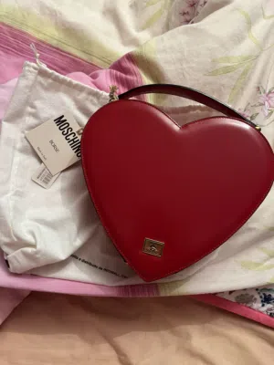 شنطة موسكينو كلاسيكية أصلية نادرة جداً على شكل قلب (Vintage Moschino Borsa Cuore) - بالتاغ الأصلي