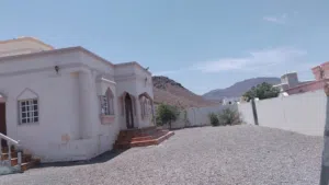 البيت جميل وفيه مساحه فالحوش كبيره يكفي لمجلس خارجي والأرض كورنر وخلف البيت منطقه زراعيه تقدر تزرع