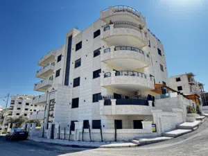 روف دوبلكيس مع شقه 270م وتراس 130م مميزة قرب طريق المطار بسعر لقطه ذات طابع عصري