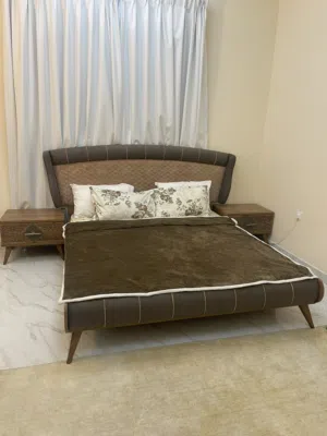 سرير كينغ مع طاولات جانبيه