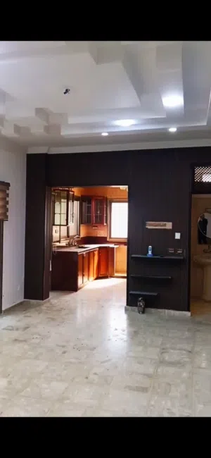 للبيع شقة سكنية بمساحة 170م الشقة نظيفة ومرتبة بعمارة من 3 طوابق كل طابق شقة والعمارة عائلية