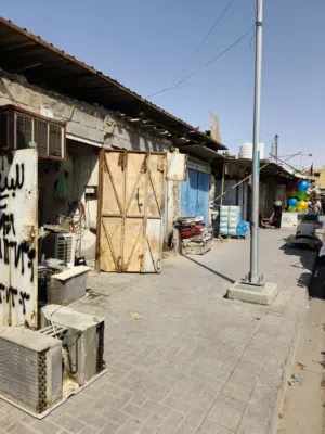 محل تجاوز على الشارع في سوق المسطر مقابل مركز آسيا للهواتف النقالة