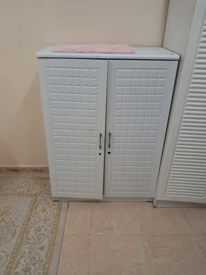 خزانة ملابس بيضاء