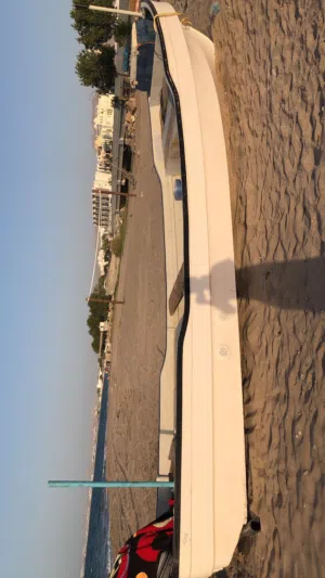 قارب للبيع