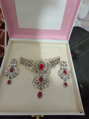 For sale nice necklace artificial colour 100% guarantee lifetime colour is not gun very good quality