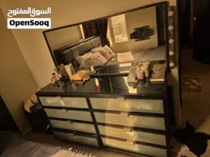 للبيع تسريحة غرفة نوم مستعملة بحالة ممتازة، تجمع بين التصميم العصري الأنيق والمساحة التخزينية الهائل