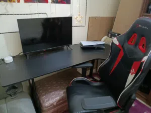 للبيع كرسي قيمنج وطاوله بحاله جيده قابل للتفاوض