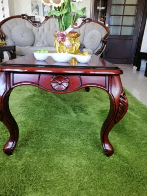 طاولة وسط و طربيزه عدد 1 بحاله جيده جدا