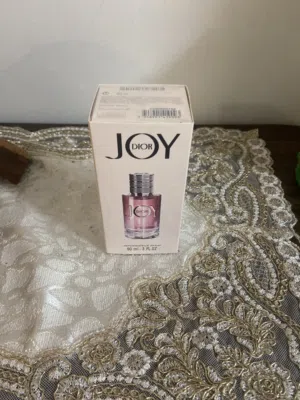 عطور نسائية.