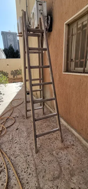 سُلّم خشبي متين للبيع