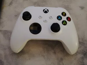 يد xbox sires s اصلية مع شاحن وثلاث بطريات