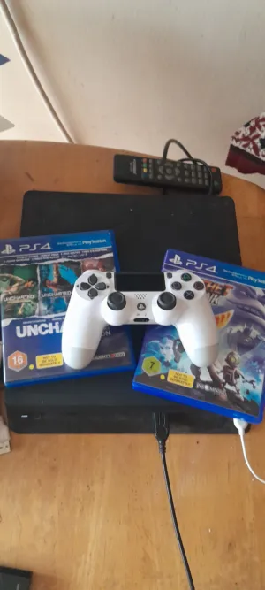 سوني 4 سليم مستعمل 5 سنوات لكنه نظيف واصلي ولم يخرب ولا مرة للبيع مع قرصين