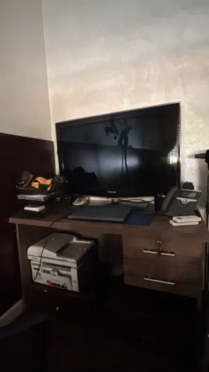 كراسي وطاولات مكاتب بحاله ممتازه