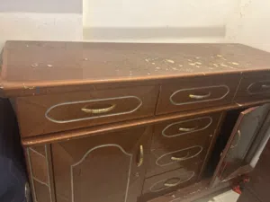 تسريحه مع مرايه لون بني مستعمله