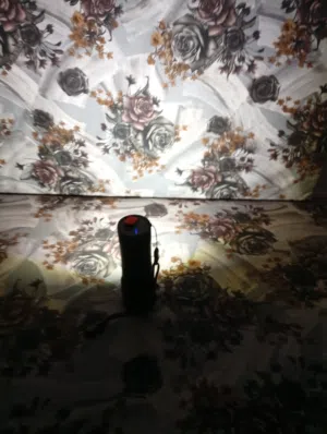 يعمل كـ "باور بانك" لشحن الهواتف الذكية عبر منفذ USB، ويحتوي على مؤشرات ضوئية لمستوى البطارية.