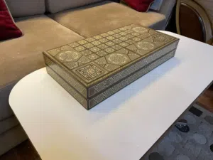 طاولة زهر خشبية مصنعة يدويًا بتصميم فسيفساء (موزاييك) يشبه الطراز الدمشقي.تتميز الطاولة بزخارف خشبية