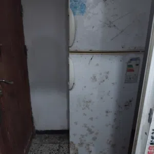 ثلاجة تخدم مستعملة كويسه