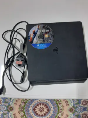 بلاي ستيشن 4 سلم مستعمل مع لعبة سبايدر مان مارفل مع اسلاك بحالة جيدة
