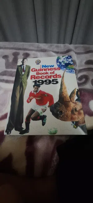 كتاب للبيع : كتاب لموسوعة جينس للأرقام القياسية لعام 1995 قديم عمره أكثر من ثلاثين سنة
