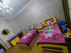 غرفة نوم اطفال مستعمله بحال الجديد تختين وخزانه وبيرو وتسريحه