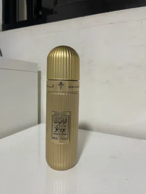 علبه عطر ارابيان توباكو من ابراق علبه كثير فخمه و يمكن اعاده تعبئتها ما فيها أي خدش و مع أغراضها كله