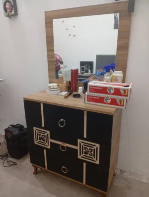 غرفه البيع تركي خمس قطع بل عباس زلغ ما بيها وبيع مستعجل محتاج المريض وسعر مناسب عنوان بصرة كازينو ال