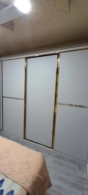 خزانه خشب لاتيه ولا خدش جديده ونظيفة عرضها 2،70 وارتفاعها 2،40 وعمقها 60سم لون ابيض واطرافها ذهبي