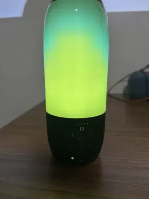 هذا المنتج هو عبارة عن سماعة بلوتوث لاسلكية محمولة تتميز بإضاءة LED، وتشبه في تصميمها سماعة JBL Puls