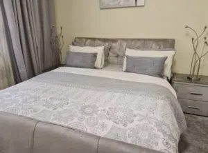 2XL king bed for sale / شبريه بحجم ملكي للبيع