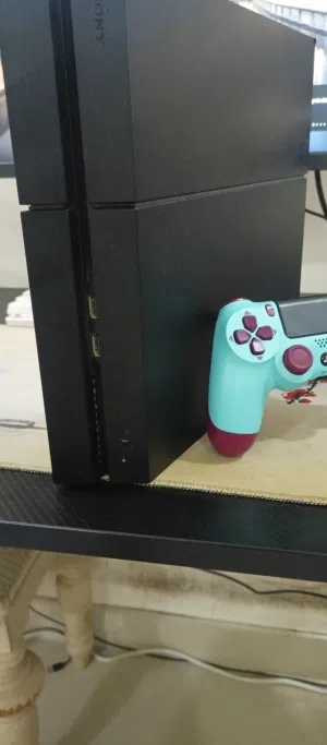 بيع سوني 4 مستعمل مع قيرين اصليين