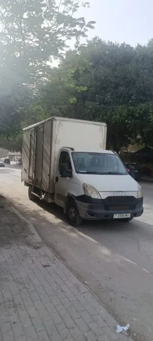 باص افيكو تجاري مع صندوق 2 طن